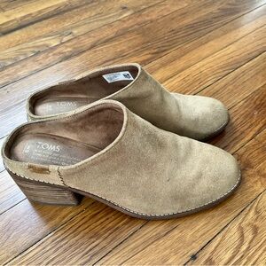 Women’s slip on mule; Tom’s Evelyn Mule size 9. EUC